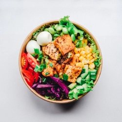 Grüner Salat mit frischem Gemüse